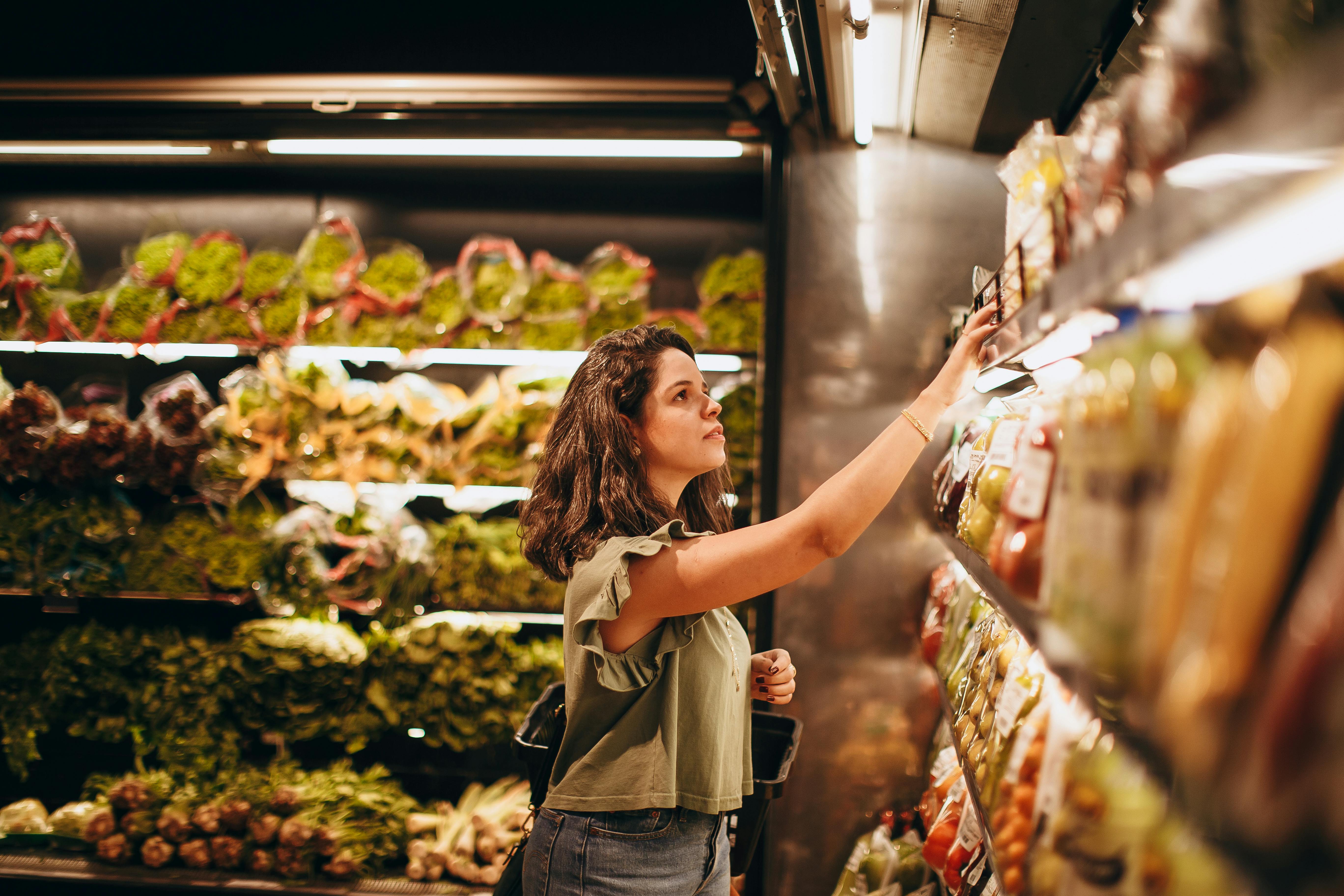 Cliente real fazendo compras no mercado