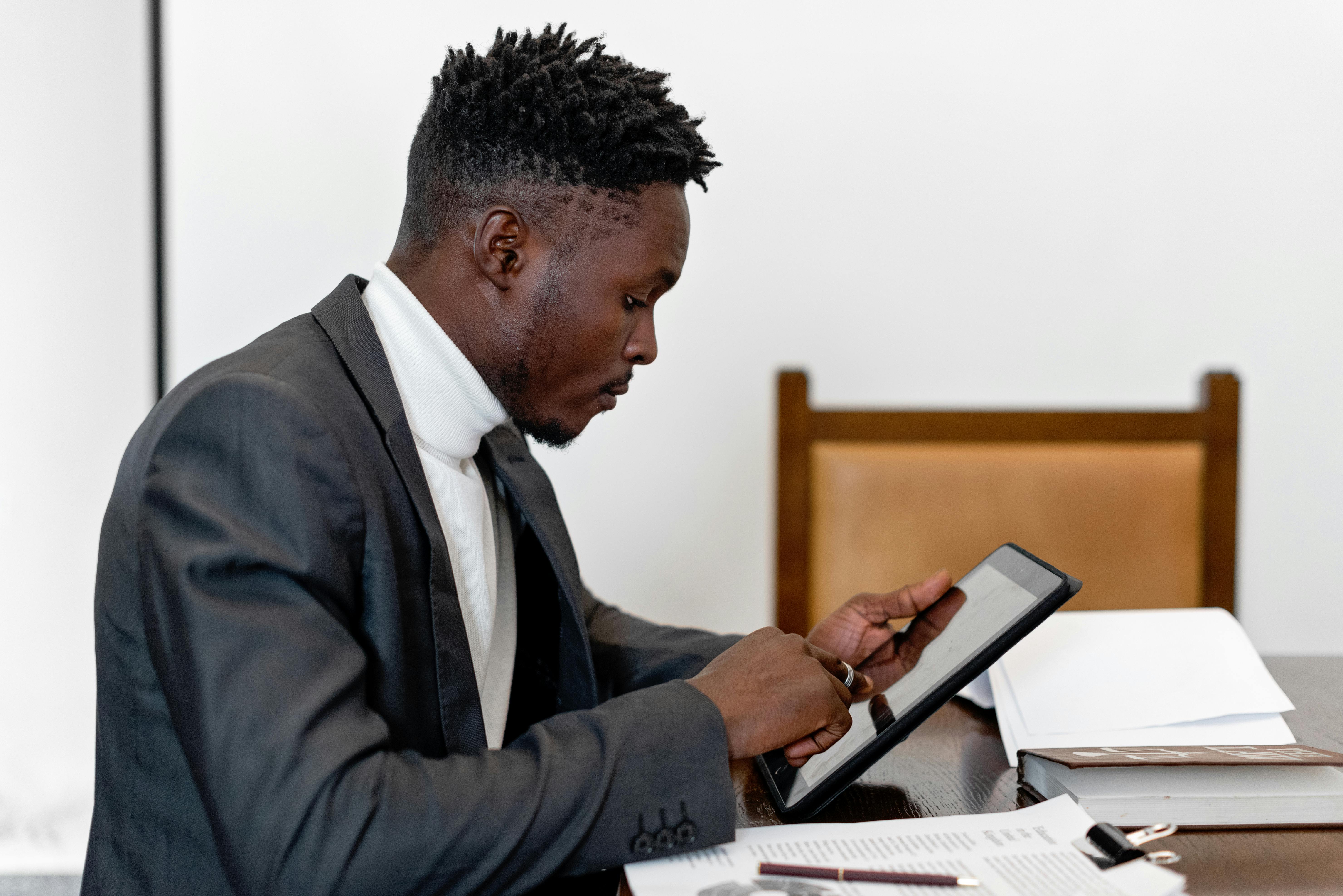 Pessoa usando tablet para gestão e pedidos